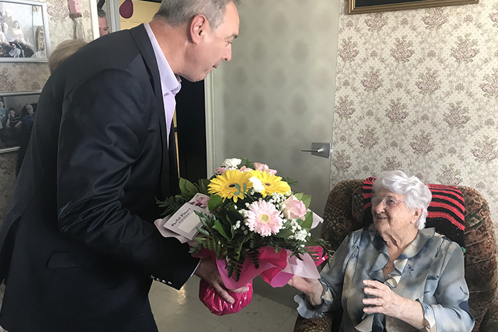 Doyenne, quartier Montreuil, 100 ans, locataire, anniversaire