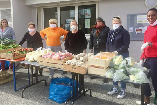 Des paniers de légumes distribués pour aider des locataires en difficulté