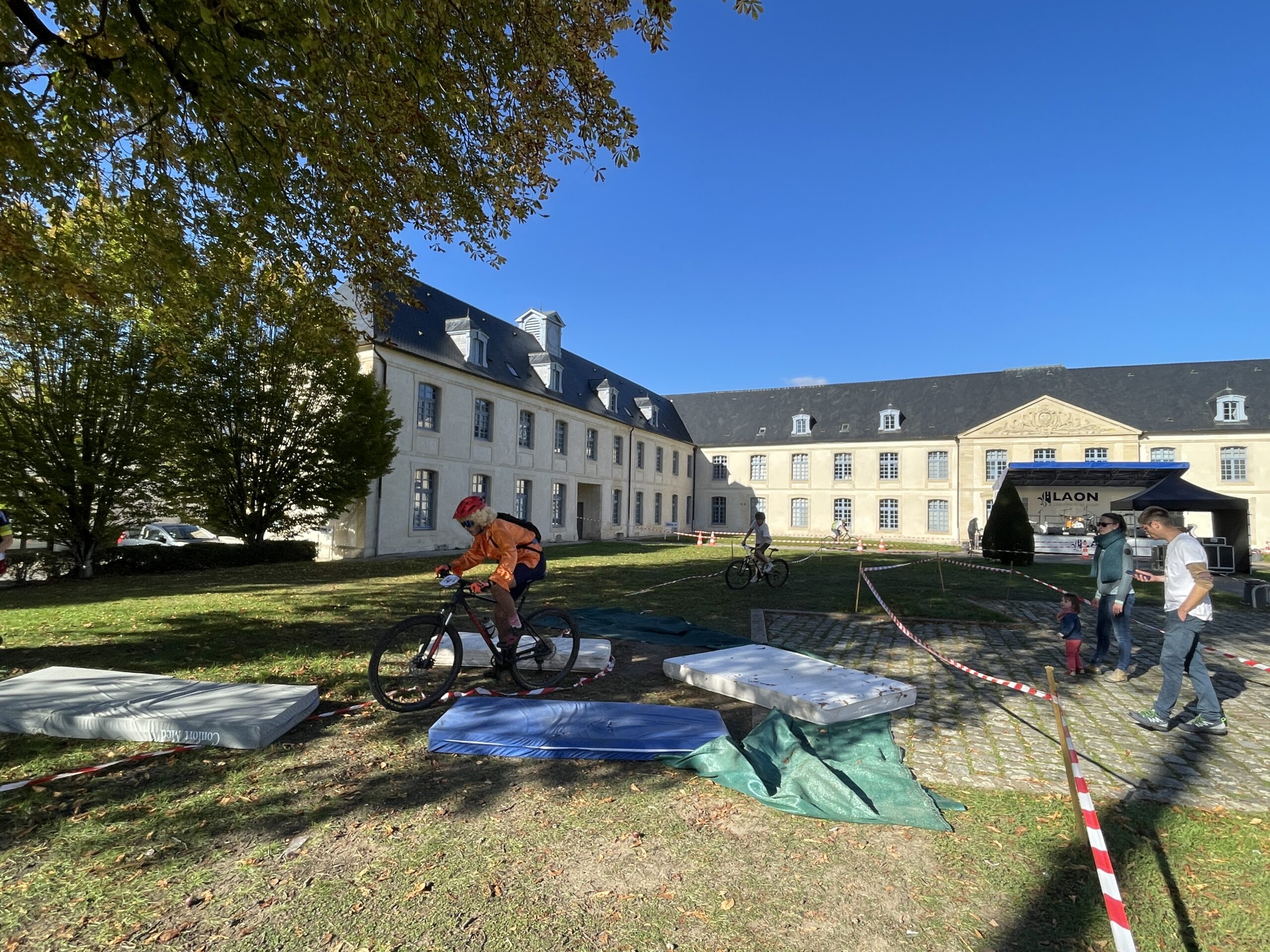 Course de vélo, quartier Montreuil, Laon, locataires, activité sportive, fête, déguisement, animations, concert