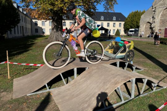 Course de vélos au cœur de la résidence Montreuil