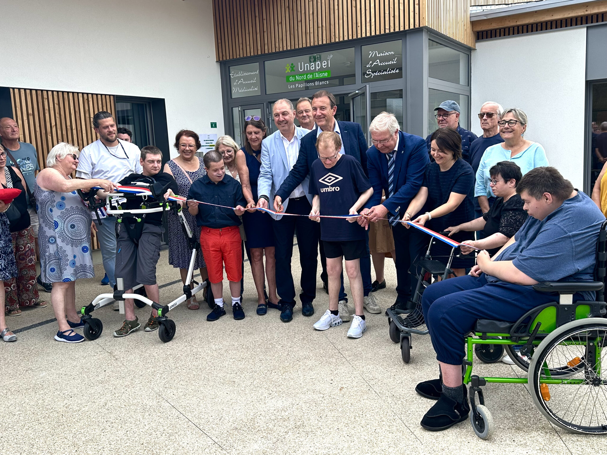 Coupure du ruban lors de l'inauguration du FAM/MAS route de La Fère à Laon